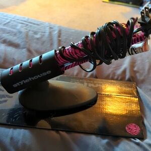 Style House 1.25" Professional Styling Iron. NEW SALE Never Used